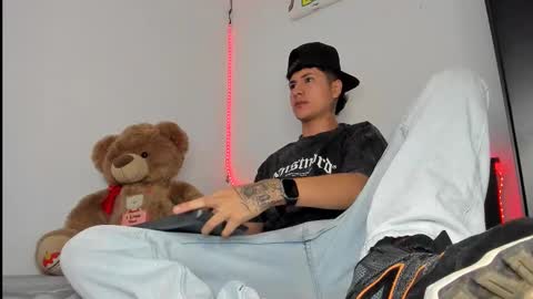 mateo_escobar online show from November 9, 2025, 1:42 pm