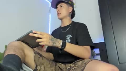 mateo_escobar online show from November 20, 2025, 9:58 pm