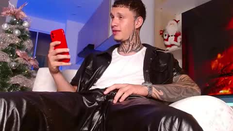 Snapshot of matthewjones1 chatting on November 29, 2025, 12:35 am Matt online show from November 29, 2025, 12:35 am