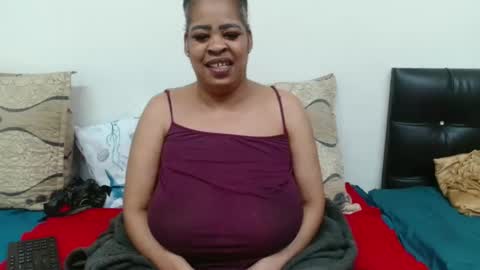 Snapshot of maturedbootyqueen chatting on April 23, 2026, 12:29 pm QUEEN online show from April 23, 2026, 12:29 pm