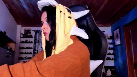 Snapshot of mavis_fuentes chatting on November 3, 2025, 9:48 pm Hilary online show from November 3, 2025, 9:48 pm