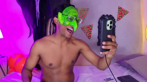 Snapshot of max_cumpower72 chatting on October 7, 2025, 12:30 am max_cumpower72 online show from October 7, 2025, 12:30 am