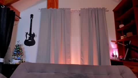 Snapshot of max_dic1 chatting on December 9, 2024, 1:40 am max D. online show from December 9, 2024, 1:40 am