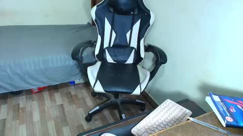 max_love25 online show from February 22, 2026, 7:01 pm