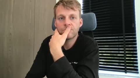 Snapshot of max_straight_1 chatting on October 13, 2025, 8:47 am Max take off clothes online show from October 13, 2025, 8:47 am