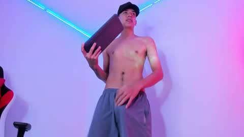 Snapshot of max_thomsonn chatting on November 14, 2025, 6:39 pm Max online show from November 14, 2025, 6:39 pm