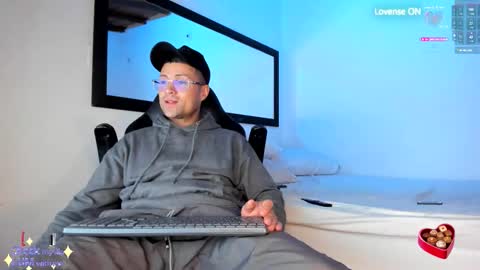 Snapshot of maxi_mux1 chatting on October 11, 2025, 4:33 am MAXI online show from October 11, 2025, 4:33 am