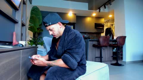 maximo_and_marcelo online show from April 8, 2026, 12:27 pm