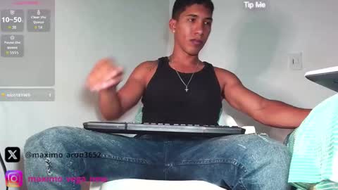Snapshot of maximo_vega_new chatting on October 13, 2025, 8:20 pm Maximo Aron Vega online show from October 13, 2025, 8:20 pm