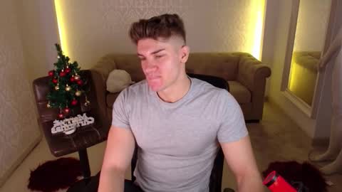 MaxKaiden online show from December 3, 2025, 6:10 am