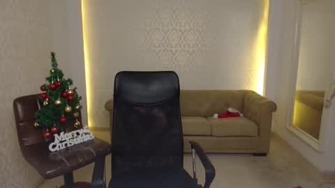 MaxKaiden online show from December 23, 2025, 5:49 am