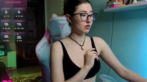 may_may_moon online show from July 2, 2026, 7:53 pm