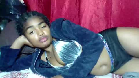 Snapshot of mayajadorelie chatting on October 31, 2025, 10:33 pm charlesia online show from October 31, 2025, 10:33 pm