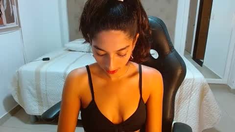 Snapshot of maydivaxox chatting on February 1, 2025, 3:30 am MAYA online show from February 1, 2025, 3:30 am