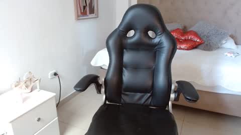 Snapshot of maydivaxox chatting on February 19, 2025, 8:10 pm MAYA online show from February 19, 2025, 8:10 pm