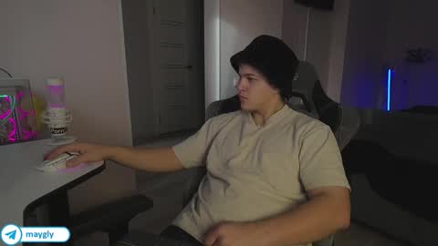 Snapshot of maygly chatting on November 4, 2025, 10:03 am Slava and Alextatto online show from November 4, 2025, 10:03 am