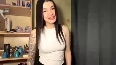 Snapshot of maziebathrick chatting on January 9, 2026, 5:32 am Adel online show from January 9, 2026, 5:32 am