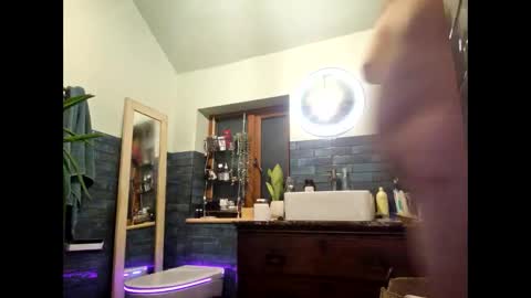 mccock16cm online show from April 1, 2026, 3:40 am