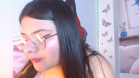 Snapshot of mckennahot303av chatting on November 5, 2025, 11:43 am mackenna av online show from November 5, 2025, 11:43 am