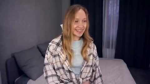 Snapshot of mckenziedyen chatting on October 31, 2025, 8:15 am Mary  online show from October 31, 2025, 8:15 am