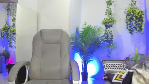 megan_charl online show from December 30, 2024, 5:15 am