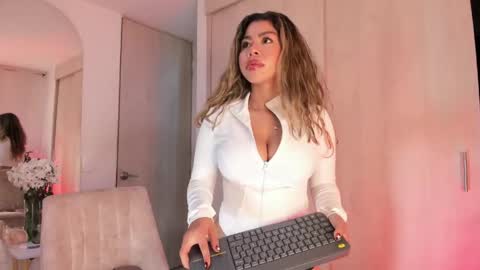 Snapshot of melina_ferrer1 chatting on June 4, 2026, 12:55 pm EI online show from June 4, 2026, 12:55 pm