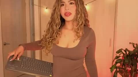 Snapshot of melina_ferrer1 chatting on July 13, 2026, 1:58 pm EI online show from July 13, 2026, 1:58 pm