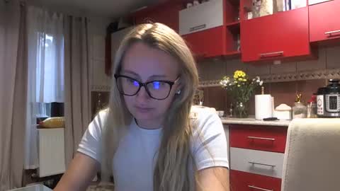 Melly online show from October 13, 2025, 6:35 am