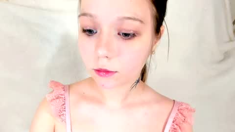 MelMooon online show from February 2, 2026, 11:53 am