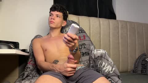 Snapshot of melo_twink chatting on December 22, 2024, 5:23 am Melo online show from December 22, 2024, 5:23 am