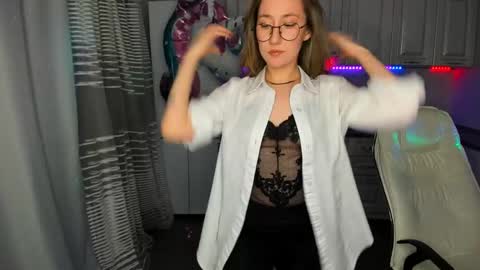 Snapshot of melodyoflovee chatting on February 7, 2025, 4:06 am Kaylie online show from February 7, 2025, 4:06 am