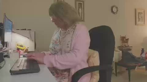 Snapshot of melodyredux_62 chatting on October 13, 2025, 12:27 pm Melody online show from October 13, 2025, 12:27 pm