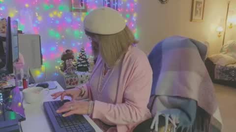 Melody online show from December 22, 2025, 1:52 pm