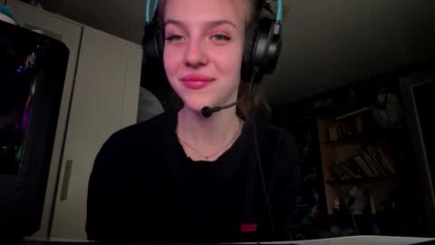 Snapshot of melonygriffen chatting on September 18, 2025, 12:29 pm Hi Im Aria 18 years old online show from September 18, 2025, 12:29 pm