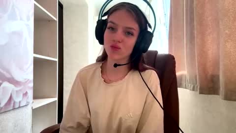 Hi Im Aria 18 years old online show from October 3, 2025, 12:46 pm