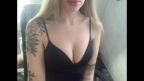 Snapshot of meloodiesweet chatting on January 18, 2026, 10:41 am Melodie Sweet online show from January 18, 2026, 10:41 am