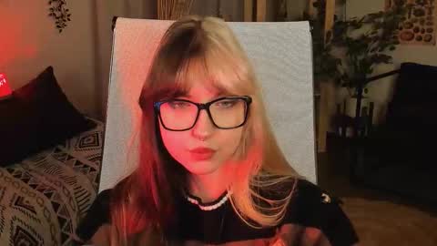 Mia online show from October 31, 2025, 3:24 pm