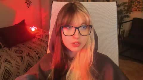 Mia online show from November 6, 2025, 1:23 pm