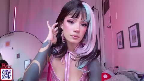 Mena  Help me reach 700 thumbs up online show from November 11, 2025, 7:25 pm