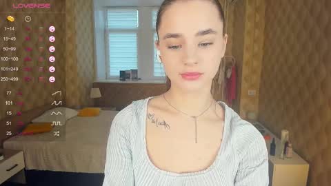 Snapshot of meoww_meows chatting on November 9, 2025, 10:02 am Julie online show from November 9, 2025, 10:02 am