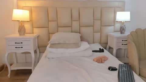 Snapshot of meredit_lane chatting on December 5, 2024, 6:32 am online show from December 5, 2024, 6:32 am