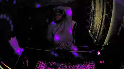 Snapshot of mesmereyes chatting on December 28, 2024, 1:06 pm mesmereyes online show from December 28, 2024, 1:06 pm