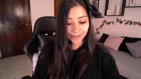 Mia zoe online show from October 7, 2025, 2:03 pm