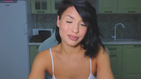 Snapshot of mia___lunaa chatting on October 1, 2025, 10:05 pm Mia online show from October 1, 2025, 10:05 pm