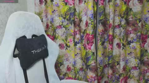 Snapshot of mia___lunaa chatting on October 25, 2025, 7:41 pm Mia online show from October 25, 2025, 7:41 pm