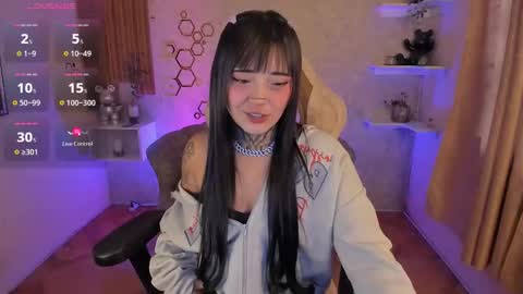 Mia online show from October 10, 2025, 4:50 pm