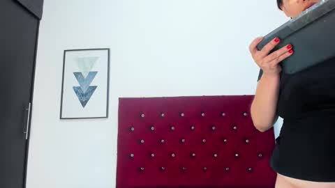 mia online show from October 15, 2025, 10:59 am