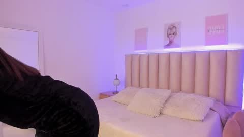 mia_corner online show from September 14, 2025, 4:39 pm