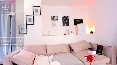 mia_corner online show from September 28, 2025, 6:35 pm