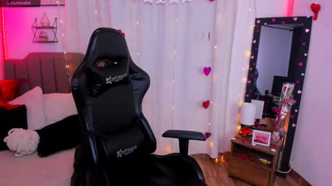 Mia  online show from February 15, 2025, 5:41 am